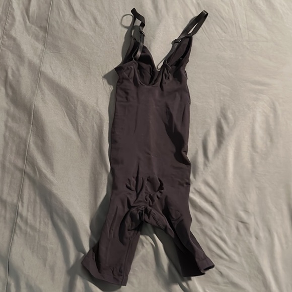 SKIMS Black SEAMLESS SCULPT MID THIGH‎ BODYSUIT Multiple sizes - Picture 2 of 7